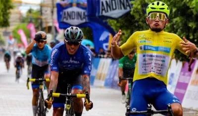 Luis Carlos Chía se impone en meta. 