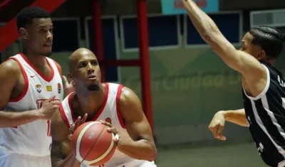 Ernesto Oglivie enfrenta la marca de un rival. 