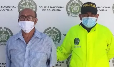 El profesor fue enviado a la cárcel. 