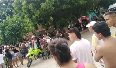 La Policía acordonó el área donde se presentó el crimen. 