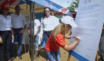 La Gobernadora Elsa Noguera suscribiendo el compromiso.
