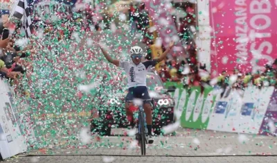 Fabio Duarte cruza la meta. 