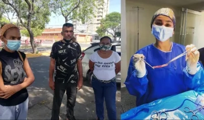 La médica detenida y los familiares de la paciente que debe ser operada de urgencia. 