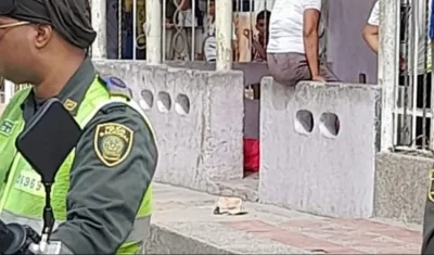 El hombre asesinado quedó tendido en la terraza de una vivienda. 