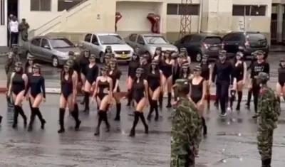 Modelos desfilando dentro del batallón. 