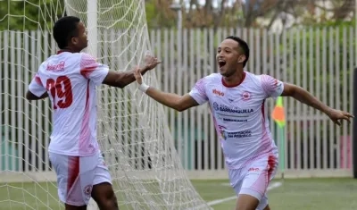Víctor García celebra uno de los goles de Atlántico. 
