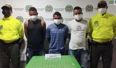 Los tres capturados por la Policía. 