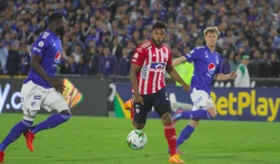 Miguel Ángel Borja ofendiendo a la defensa local.