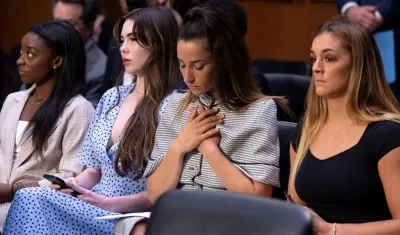 Simone Biles al lado de las demás gimnastas. 