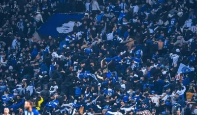 Hinchas del Porto celebran en la tribuna. 
