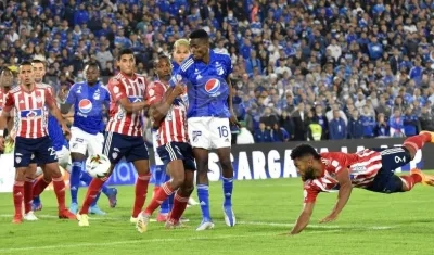 Miguel Ángel Borja rematando al arco de Álvaro Montero.