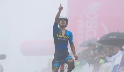 Edgar Cadena al momento de llegar a meta. 