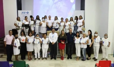 El grupo de mujeres emprendedoras con el Alcalde José Fernando Vargas.