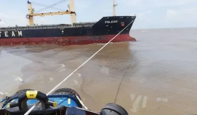 El buque 'Polisie', cuando era desencallado.