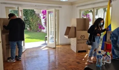 Votación en sede consular de La Paz, Bolivia.