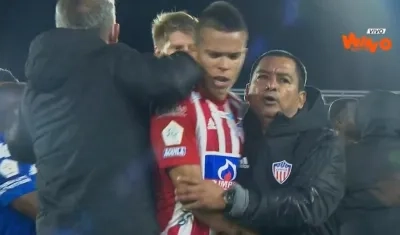 Momento de la agresión de Óscar Cortés a Walmer Pacheco. 