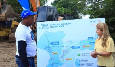 La gobernadora del Atlántico Elsa Noguera junto a los planos del acueducto. 