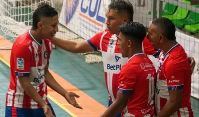 Jugadores del Independiente celebran un gol. 
