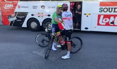 Juan Sebastián Molano en el momento que agrede a un rival. 