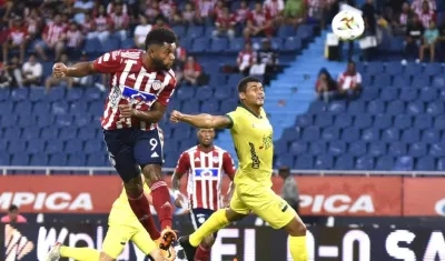 Cabezazo de Miguel Ángel Borja para abrir el marcador.