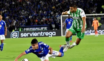 Daniel Ruiz disputando el balón con Jhon Duque.