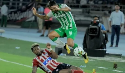 Omar Albornoz hace una fuerte entrada a Andrés Andrade. 