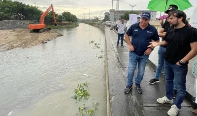 El Alcalde Jaime Pumarejo inspeccionando los trabajos de limpieza.