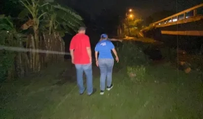 El Alcalde Roberto Celedón recorriendo la zona de la emergencia.