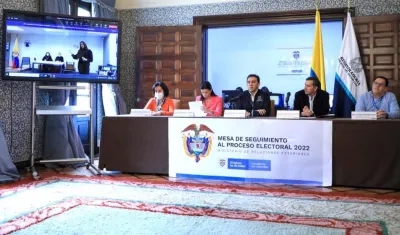 El Registrador Alexander Vega Rocha durante la apertura de las elecciones en el exterior.