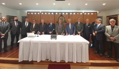 Firma del documento en la Academia Colombiana de Jurisprudencia.