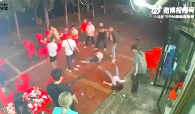 Dos de las mujeres golpeadas en el piso.