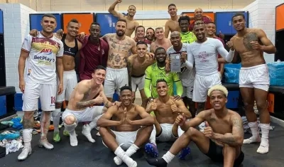 Jugadores del Deportes Tolima celebrando en el camerino.