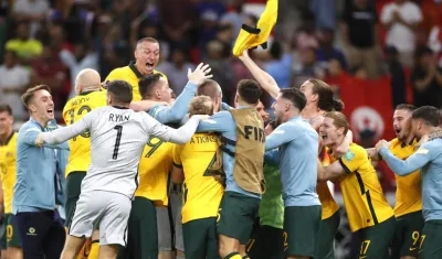 Jugadores de Australia celebrando la clasificación frente a Perú.