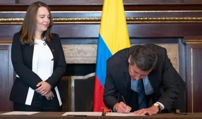 Cécile Lavergne recibiendo la nacionalidad colombiana.