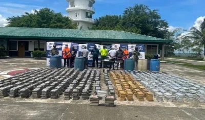 Cocaína incautada y los capturados. 