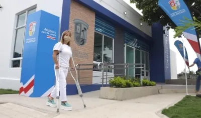 La Gobernadora Elsa Noguera frente al renovado puesto de salud de Carreto.