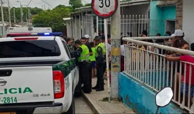 La Policía acordonó la vivienda donde ocurrió el crimen. 
