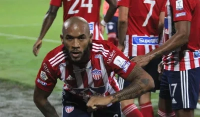 Freddy Hinestroza celebrando el gol con sus compañeros, pero no fue suficiente.