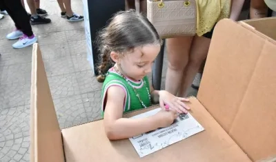 Niña en la zona de votación del Zoologico de Barranquilla. 