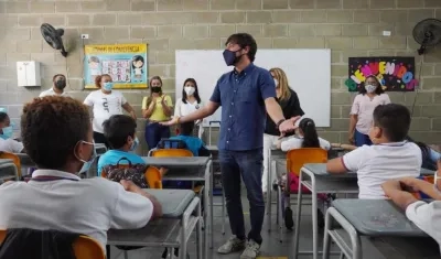 El Alcalde Jaime Pumarejo, en un colegio del distrito. 