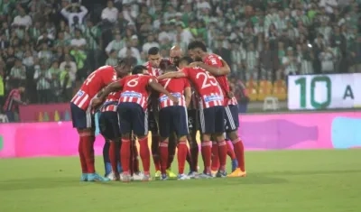 Jugadores de Junior en la cancha. 