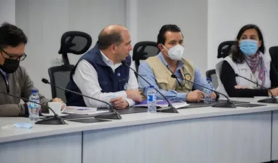 El Defensor del Pueblo Carlos Camargo presidiendo la reunión.