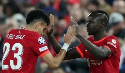 Luis Díaz celebra con Mané. 