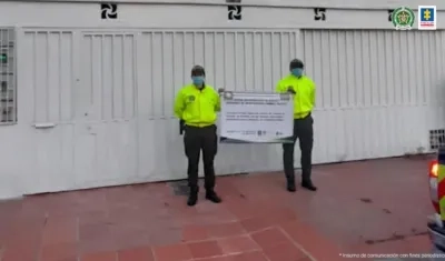 Dos uniformados vigilan uno de los inmuebles incautados.