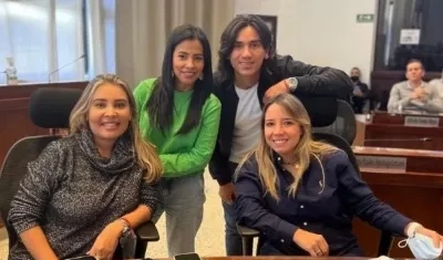 Las tres concejalas de la rebeldía y un colega de cabildo.