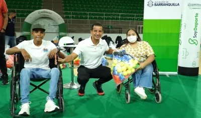 El Secretario de Deportes, Gabriel Berdugo, entregando los implementos.