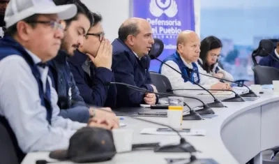 El Defensor del Pueblo, Carlos Camargo, en una reunión con sus delegados este domingo.