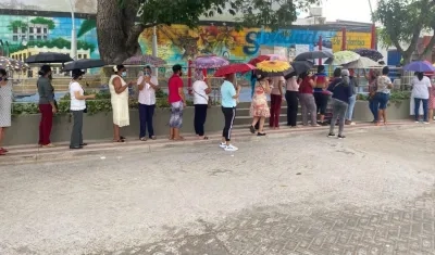 Largas filas en el centro de Soledad.