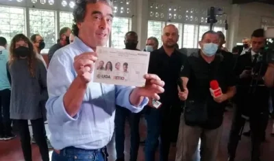 Sergio Fajardo muestra la tarjeta electoral con su voto en blanco.