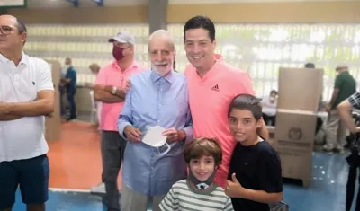 Senador Mauricio Gómez y familiares en el puesto de votación.